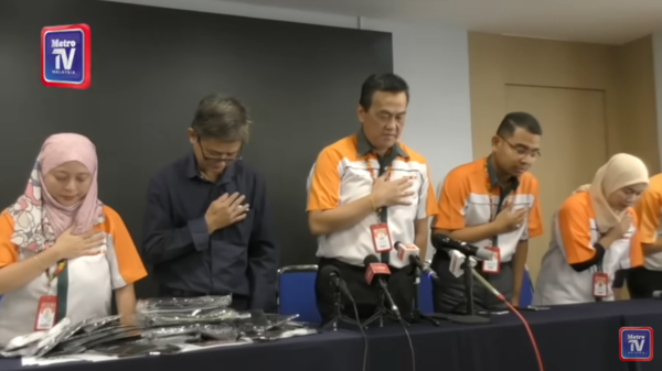 Datuk Seri Dr KK Chai (third from the left) bowing and apologising over the issue during a press conference on Saturday.