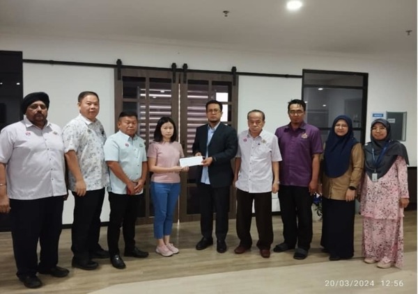 MPBP representatives handing the notice to Soh Hui San at MPBP Tower in Batu Pahat.