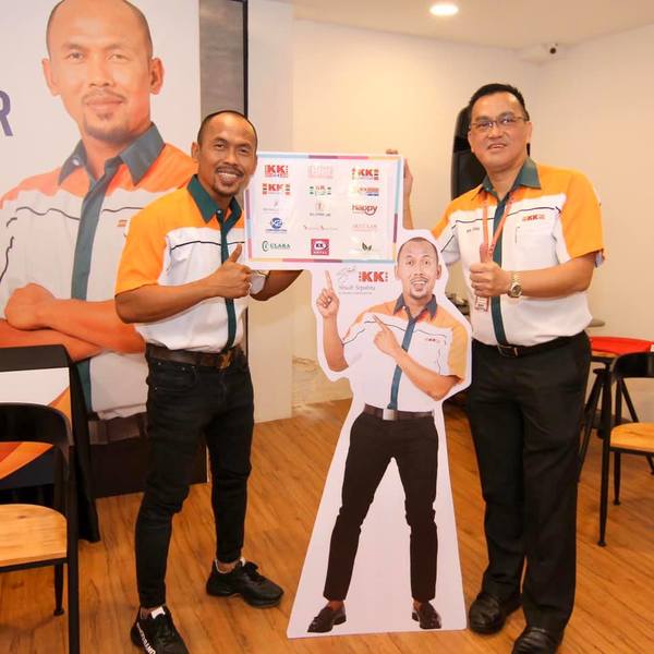 Shuib (kiri) bersama Pengasas dan Pengerusi Eksekutif Kumpulan KK Mart, Datuk Seri Dr KK Chai pada empat tahun lalu ketika diumum sebagai duta KK Mart.