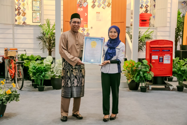 Siti Nurhanim (right), representative from Malaysia Book of Records presents the Malaysia Book of Records award to Khairul Azizi Ismail (left), Chief Executive Officer of Boustead Properties Berhad.