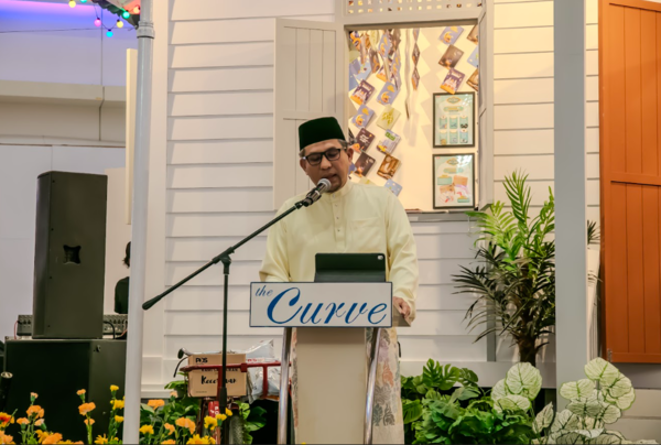 Jazmi Kamarudin, Chief Operations Officer of Boustead Properties Berhad, giving the opening remarks at the Curve's Kiriman Raya launch event.