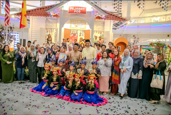 A group photo with the Curve management team, performers, partners, and sponsors at the Kiriman Raya launch event.