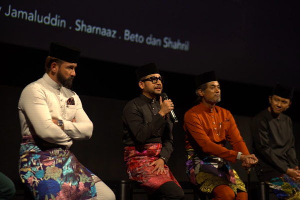 Pengasas Elrah Exclusive, El Azman (dua dari kiri) ketika berucap pada majlis sidang media tayangan filem pendek Elrah Exclusive.