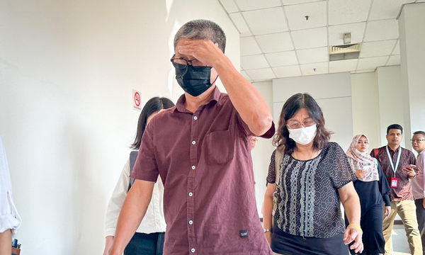 Left to right: Soh Chin Huat and Goh Li Huay appearing at Sultan Salahuddin Abdul Aziz Shah Court Complex in Shah Alam today, 26 March.