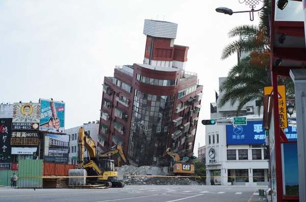 A collapsed building caused by the earthquake in Hualien.