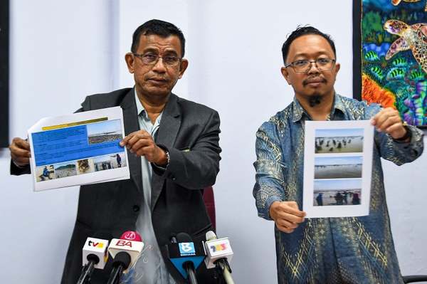 Fisheries Department (DOF) deputy director-general of management Wan Aznan Abdullah (left) with Negeri Sembilan DOF director Kasim Tawe.