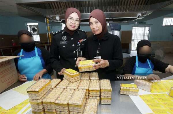 Prison officer Norizan Hamid (third from left)