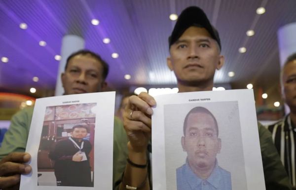 Bukit Aman CID director Datuk Seri Mohd Shuhaily Mohd Zain displaying the suspect's photo.