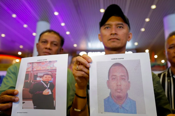 Pengarah Jabatan Siasatan Jenayah (JSJ) Bukit Aman, Datuk Seri Mohd Shuhaily Mohd Zain (kanan) menunjukkan gambar suspek yang terlibat dalam kejadian tembakan di KLIA Terminal 1.