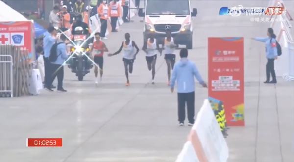 A screenshot from the widely circulated video of the incident at the Beijing Half Marathon.