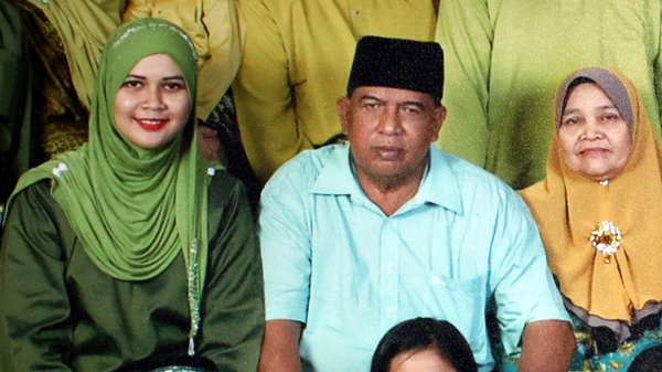 Noor Rahiza Anuar (left) with family members during Hari Raya Aidilfitri.