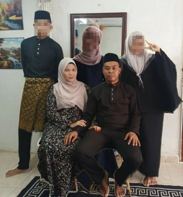 Noorfarahimi Mohd Saedy with her family.