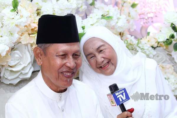 Yusof (left) and Rohani at their wedding ceremony at the Multipurpose Hall of the Az-Zubair Ibnul Awwam Mosque in Cheras.
