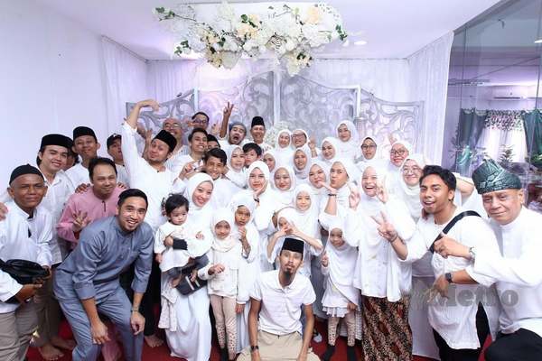Yusof and Rohani posing with some of the family members who attended the wedding.