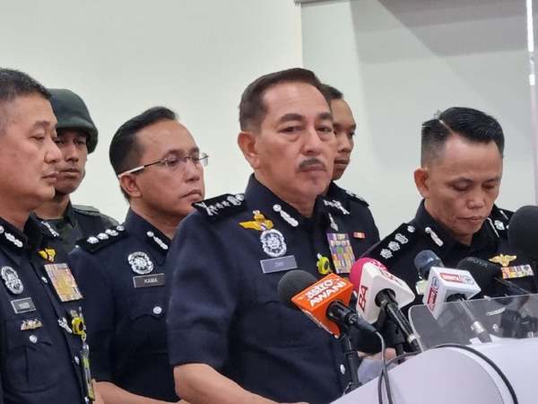 Kelantan police chief Datuk Muhamad Zaki Harun (centre).