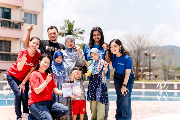 Ayra and her family together with the teams from Make-A-Wish Malaysia and Sunway Malls & Theme Parks.
