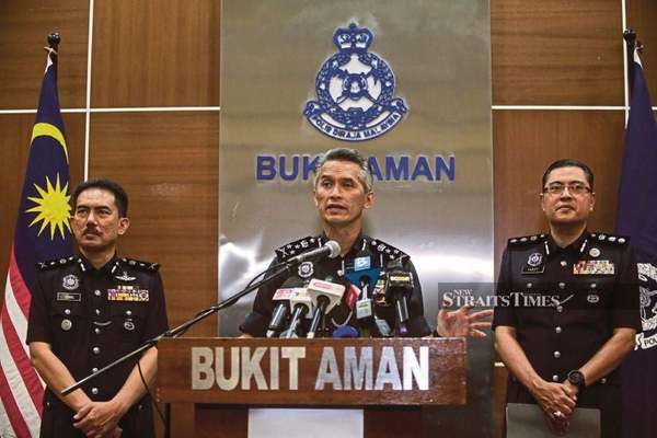 Bukit Aman Criminal Investigations Department director Mohd Shuhaily Mohd Zain (centre).