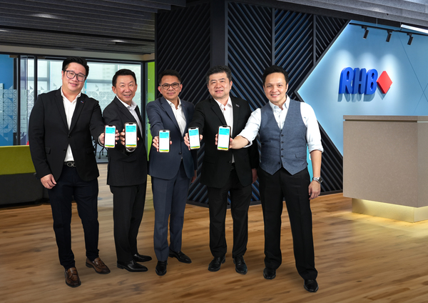 (From left to right) Sien Vee Loc, Head, Consumer Finance, RHB Bank Berhad; Jeffrey Ng Eow Oo, Managing Director, Group Community Banking, RHB Bank Berhad; Mohd Rashid Bin Mohamad, Group Managing Director, RHB Bank Berhad; Ng Kong Boon, Visa's Country Manager for Malaysia; and Abdul Sani bin Abdul Murad, Group Chief Marketing Officer, RHB Bank Berhad, at the RHB Banking Group’s Apple Pay launch.