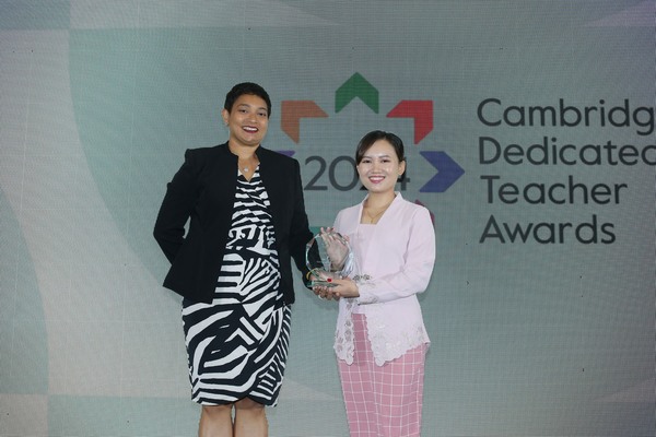 Cambridge's Regional Director for Southeast Asia & Pacific Kanjna Paranthaman (left) handing the 2024 Cambridge Dedicated Teacher Award to Sydney (right).