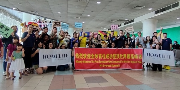 Wong received a warm welcome at Miri Airport on Saturday, 25 May.