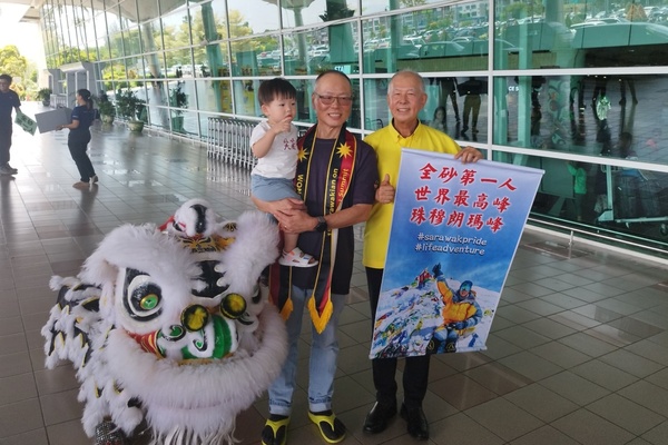 Wong (left) with his grandson and Sarawak Deputy Minister of Tourism, Creative Industry, and Performing Arts Datuk Sebastian Ting (right) at Miri Airport.