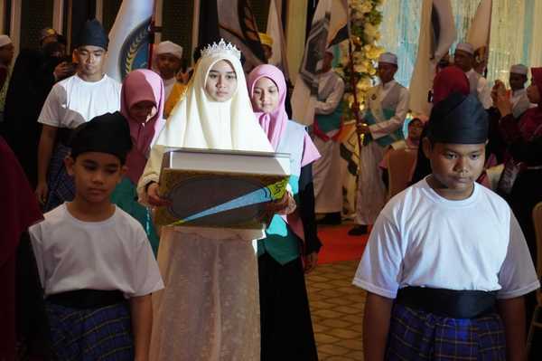 Noor Zakiyyah Amalin Binti Tajul Arif, hafizah Al Quran dalam tempoh 10 bulan 16 hari dan juga pelajar terbaik SPM 12A.