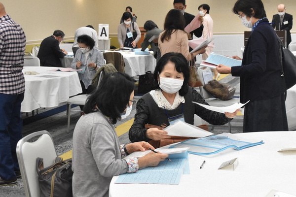 A matchmaking event in Yokohama where parents introduce their children to each other.