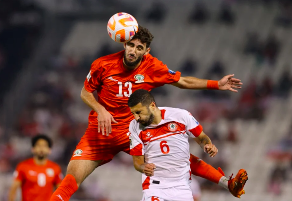 Pemain Palestin, Zaid Al Qanbar (kiri) dan pemain Lubnan, Hussein Al Zein ketika aksi kelayakan Piala Dunia Kumpulan I di Stadium Jassim Bin Hamad, Doha, Qatar.