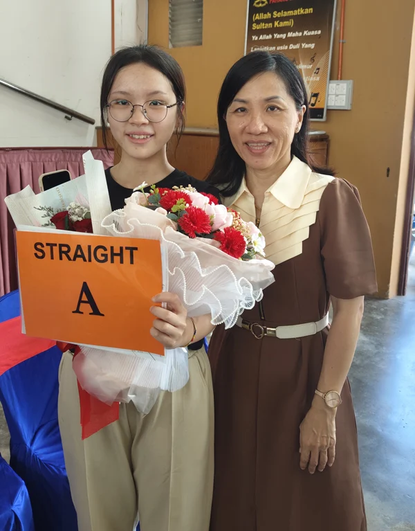 Zheng (left) plans to apply for a scholarship to study engineering.