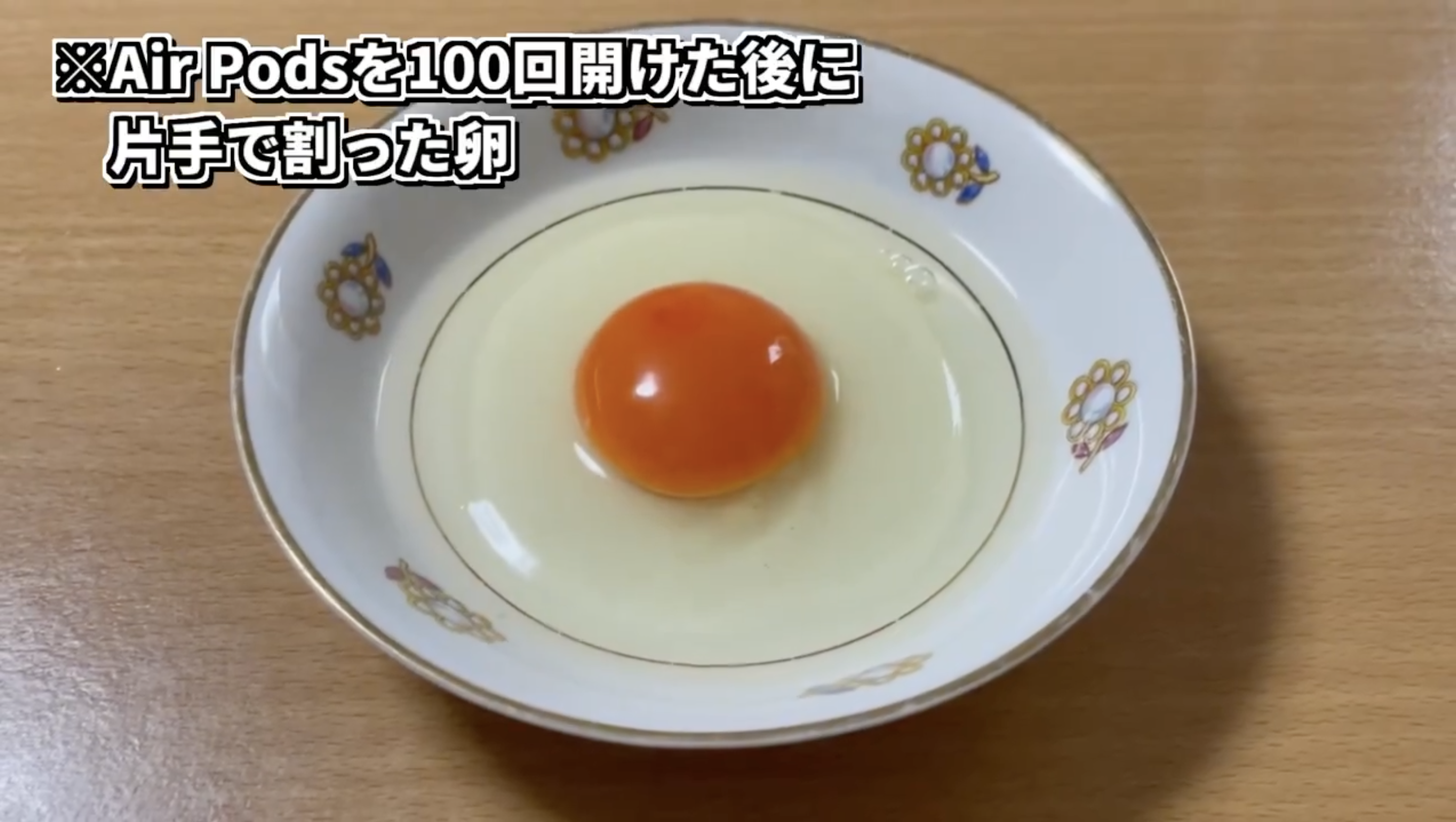 [VIDEO] Man Learns How To Crack An Egg With One Hand After Practising ...