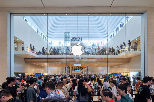 Customers line the atrium as they await their entry into Apple The Exchange TRX.