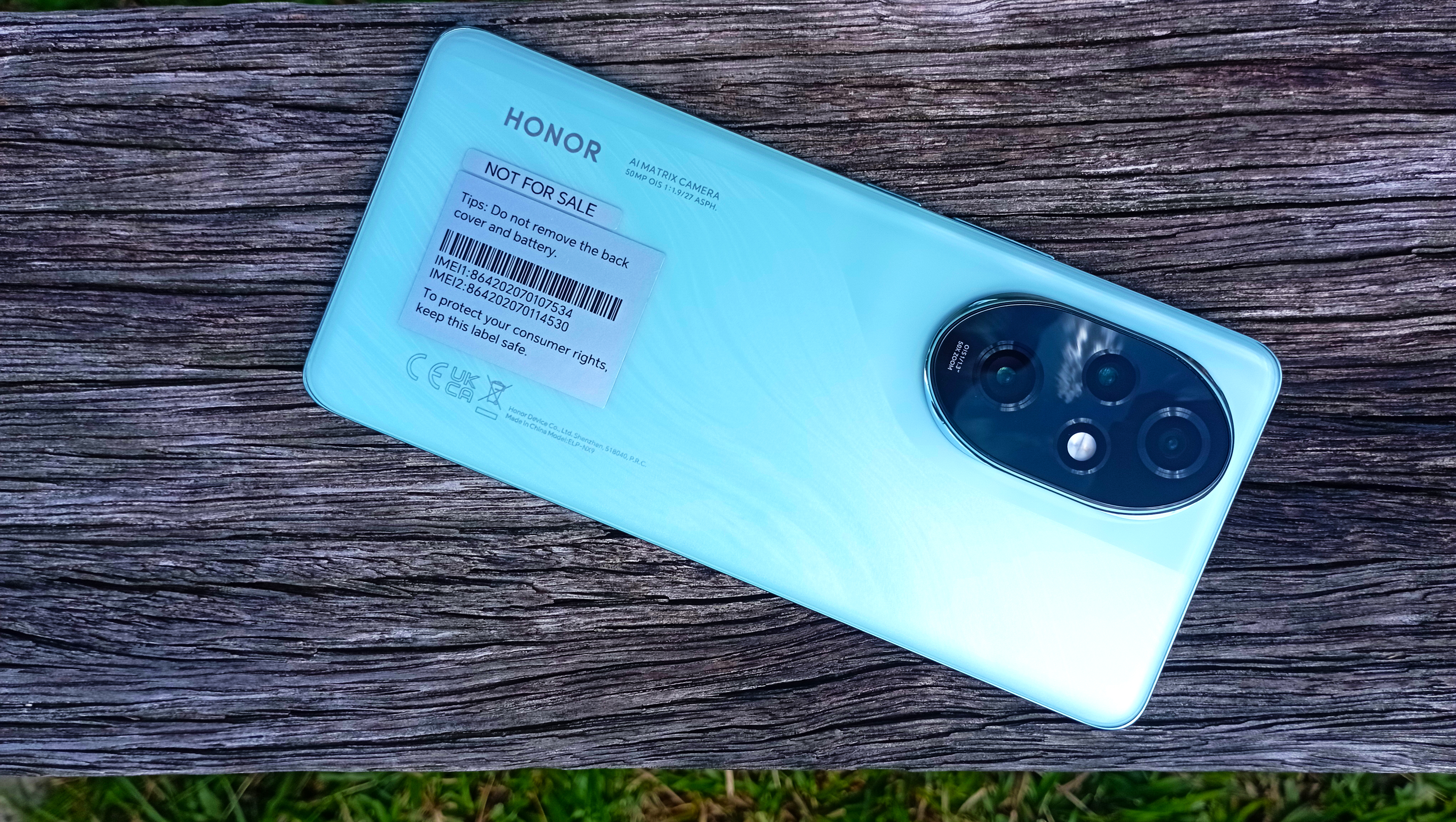 The HONOR 200 Pro features a premium look and feel.