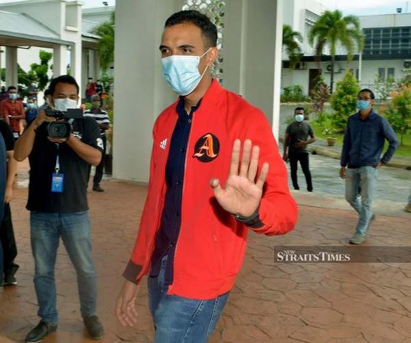 Hazrul gestures as he arrives at the Klang Session’s court ahead of the trial in April 2020.