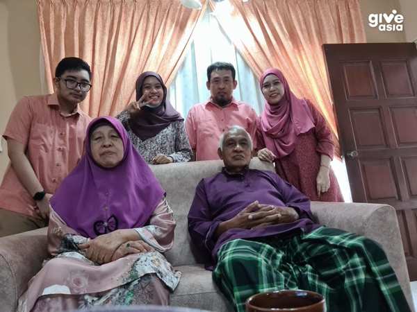 A photo of Nizam Aziz (standing second from right) and his siblings, along with their mother, Zaleha Maksum (seated left), and father, Aziz Sharif (seated right).