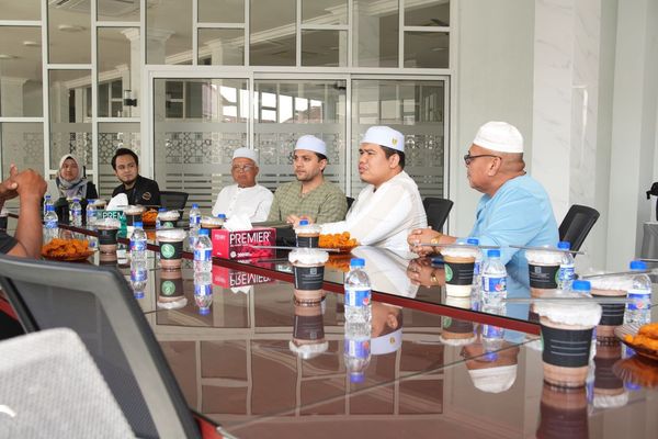 PU Riz (tiga dari kanan) pada majlis menandatangani pelantikan sebagai duta wakaf program wakaf Masjid Al-Makmuriah.