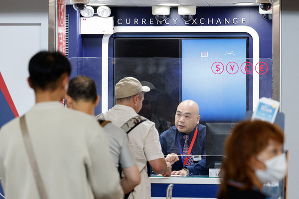 Screen showing an error is seen at a currency exchange store at Hong Kong International Airport amid system outages disrupting the operations in Hong Kong, 19 July.