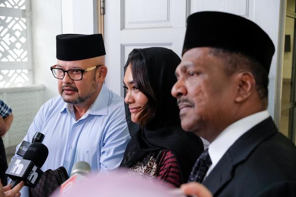 Harith, Jezamine, and their lawyer speaking to media outside the courthouse today, 25 July.