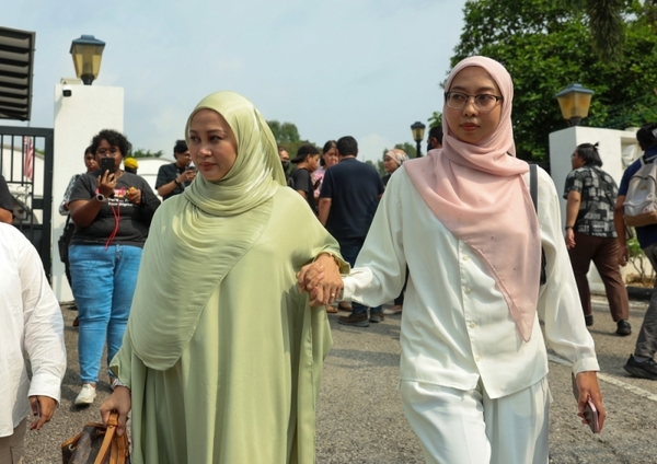 Suzursofia Smeth Jaya (right) and another family member at the Kuala Kubu Baru Magistrate's Court.