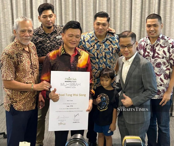 Michael Tong Wai Siong (second from left) receiving the NPC-Macrokiosk Muhibbah Award 2024 yesterday, 25 July.