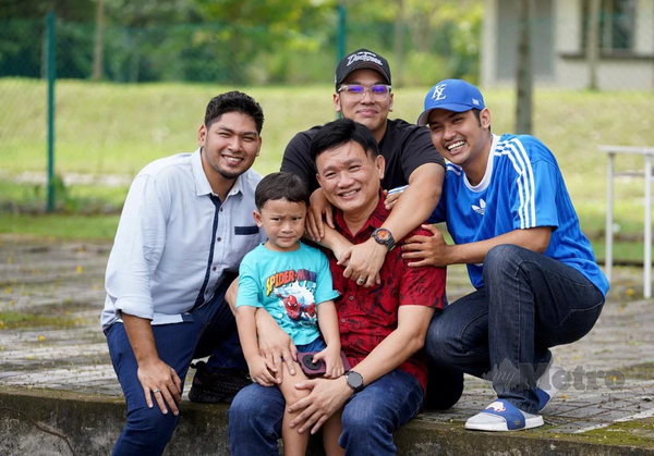 From left to right: Rasyid, Rayyan Aisy (Rafei's son), Tong, Rafei, and Abdul Rahman.