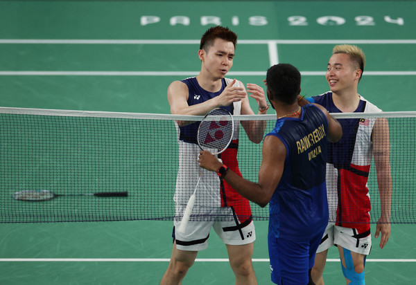 Satwiksairaj Rankireddy congratulating Aaron Chia and Soh Wooi Yik for winning the quarter-final match.