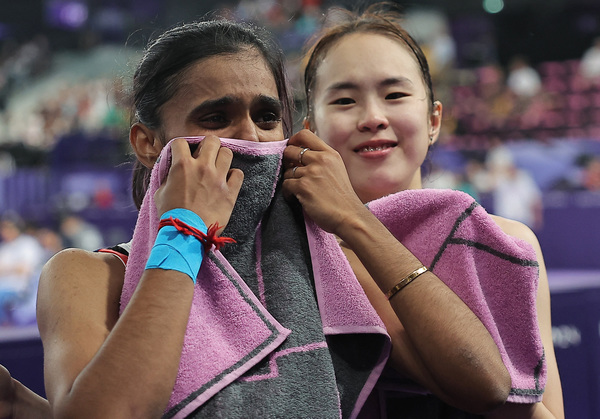 Thinaah Muralitharan and Pearly Tan react after losing the bronze medal match against Nami Matsuyama and Chiharu Shida of Japan.