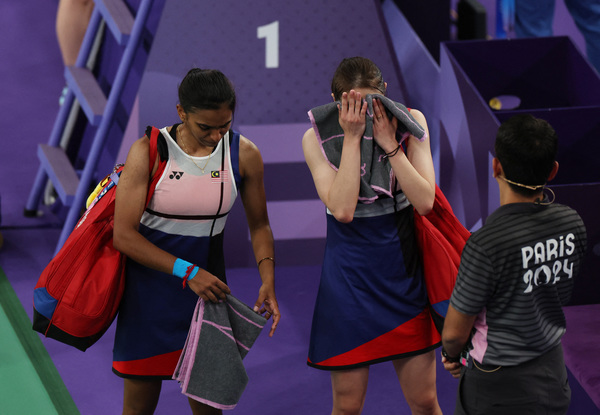 Pearly Tan and Thinaah Muralitharan react as they leave the court after losing the bronze medal match against Nami Matsuyama and Chiharu Shida of Japan.