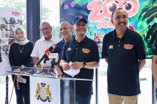 Johor Menteri Besar Datuk Onn Hafiz Ghazi (second from right) visited the newly renovated zoo last Friday, 16 August.