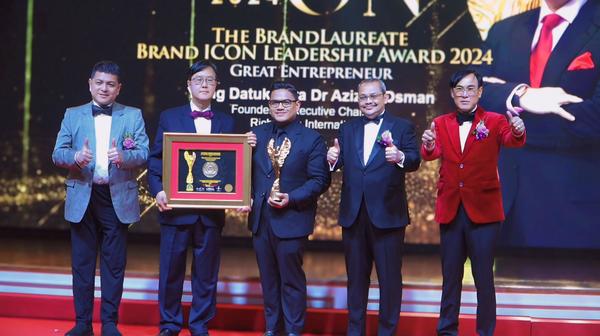 Mentor Usahawan dan Pengerusi Richworks International Sdn. Bhd., Datuk Wira Dr. Azizan Osman ketika menerima Great Entrepreneur Brand ICON Leadership Award daripada The World Brands Foundation, malam tadi.