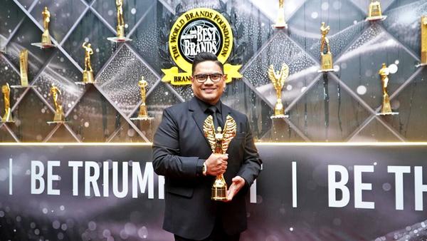 Mentor Usahawan dan Pengerusi Richworks International Sdn. Bhd., Datuk Wira Dr. Azizan Osman bersama Great Entrepreneur Brand ICON Leadership Award yang diterima daripada The World Brands Foundation, malam tadi.