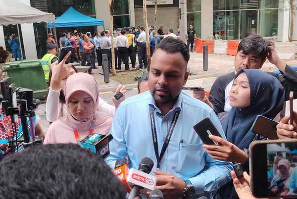 Special Officer to Deputy Prime Minister Datuk Seri Ahmad Zahid Hamidi, Arvend Applasamy (centre), speaking to media after meeting with the victim's family on Monday, 26 August.