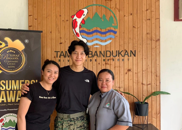 Lee Seung Gi (middle) with staff from Taman Bandukan Riverside Resort in Keningau.