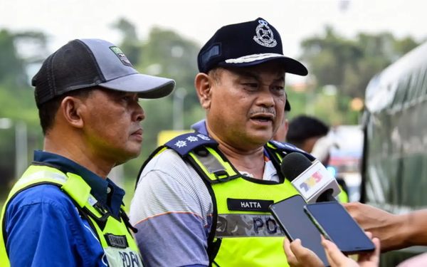 Seremban police chief Hatta Che Din (right).