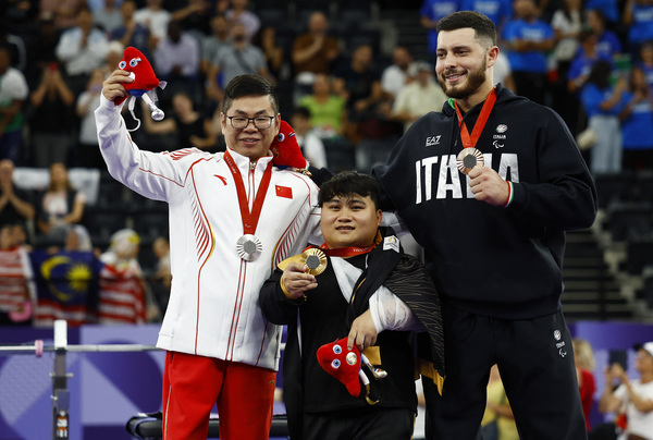 Dari kiri: Hu Peng, Bonnie (tengah) dan Donato Telesca bergambar kenangan selepas penyampaian pingat.